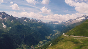 飞过瓦尔贝德雷托在斯威兹兰的阿尔卑斯山13秒视频