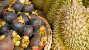热带甜果和芒果当地泰兰市场大月露菜和芒果15秒视频