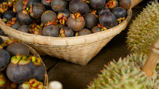 热带甜果和芒果当地泰兰市场大月露菜和芒果视频