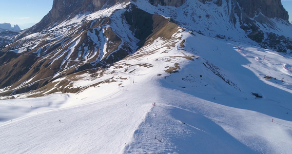 在高山意大利的白云岩高峰山脉空中无人机拍摄多洛米蒂峰视频