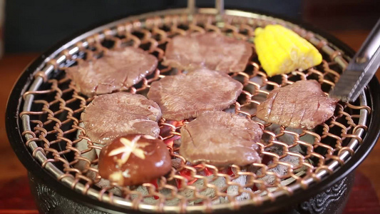 韩式篦子烤肉炭火烧烤视频