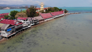 有佛教寺庙和许多房屋的岛屿泰国苏梅岛太平洋海湾高跷15秒视频