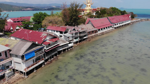 有佛教寺庙和许多房屋的岛屿泰国苏梅岛太平洋海湾高跷14秒视频