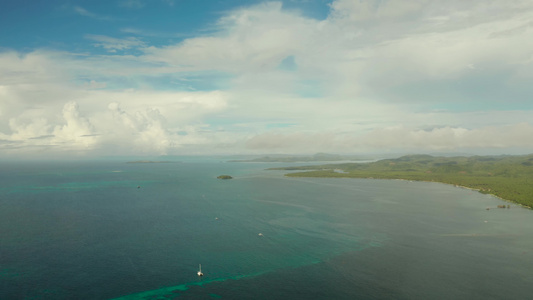蓝色海水中热带岛屿的蓝色海洋水视频