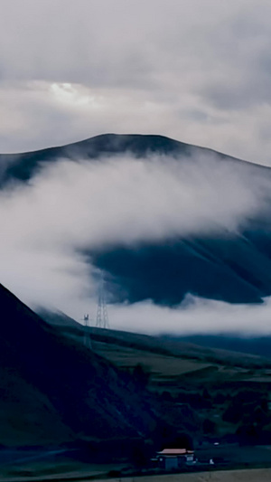 摄影天堂新都桥晨曦平流云和刻着藏文的山脉延时视频平流雾20秒视频