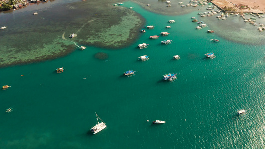 蓝水海湾中的旅游船视频