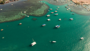 蓝水海湾中的旅游船14秒视频