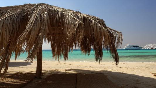 热带度假胜地的沙滩雨伞视频