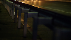夜间城市高速公路护栏建立在人行道沿高速公路镜头11秒视频