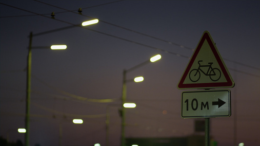 在夜间高速公路特写镜头的警告红色路标视频
