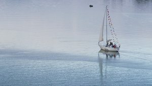 白色游艇漂浮放松风景航拍15秒视频