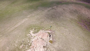 绿山边的一块巨大的岩石10秒视频