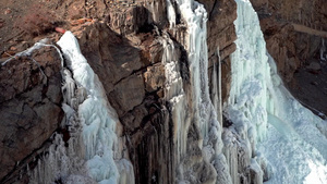 冬季在石灰中冷冻的瀑布倾斜向下倾斜21秒视频