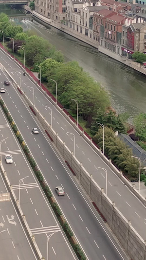 航拍武汉汉街欧式建筑和道路交通33秒视频