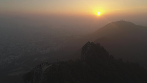 日落时烟雾中的狮子岩17秒视频