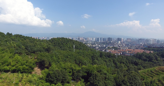 4K航拍山中城市视频