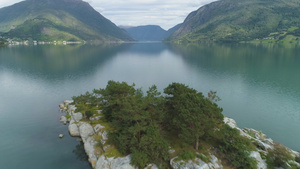 低空飞越峡湾岛屿背景为绿色山脉挪威卢斯特拉峡湾水中13秒视频