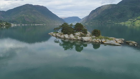 低空飞越峡湾岛屿背景为绿色山脉挪威卢斯特拉峡湾水中视频