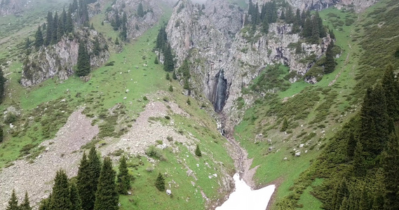 绿峡谷山上有森林视频