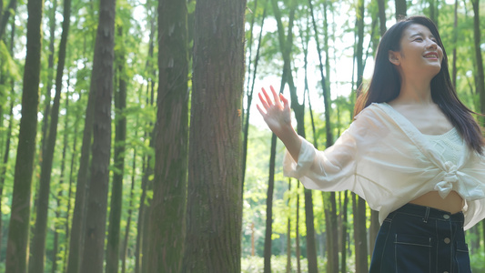 美女森林里感受自然视频