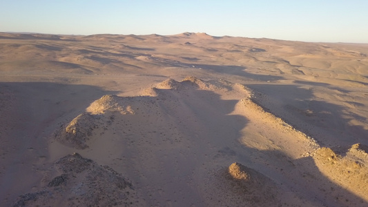 沙漠中沙丘的空中飞行视频