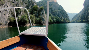 在马塞克尼亚斯湖上驾驶的小船18秒视频