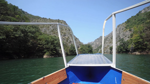 在马塞多尼亚斯科佩耶附近湖边和马特卡峡谷上航行的渔船15秒视频