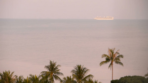 暑暑假概念日出时在热带岛屿附近海域远处的游轮航行船18秒视频