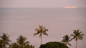 暑暑假概念日出时在热带岛屿附近海域远处的游轮航行船11秒视频