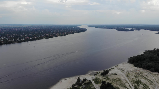 河水在Kyivukraine的大型dnipro河水视频