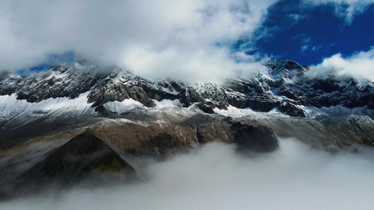 4K航拍云海之巅的雪山群山山峰自然风光视频
