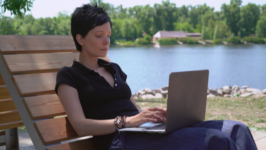 女性在户外从事笔记本电脑工作视频