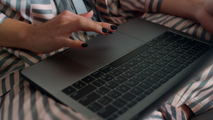 女士穿着睡衣特写使用笔记本电脑17秒视频