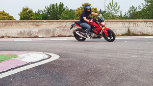 慢镜头慢动作升格拍摄行驶中的摩托车1080p动作素材8秒视频