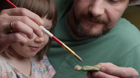 父亲和女儿一起绘画家庭绘画手工制作儿童艺术特写绘画视频