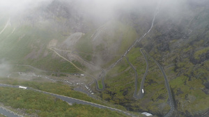 挪威著名的巨魔之路雾中弯曲的13秒视频