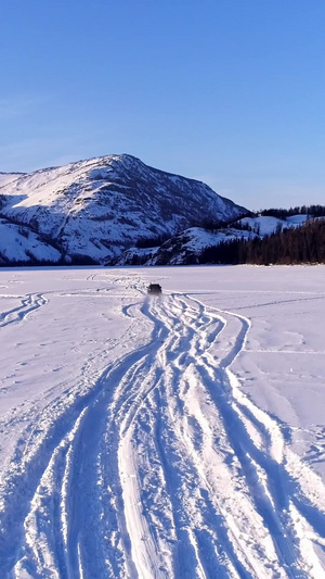 雪地上汽车极速转弯合集雪山路24秒视频
