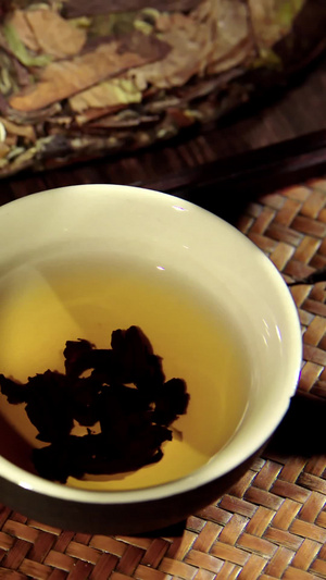 茶案上摆放的茶水茶叶与茶匙茶文化24秒视频
