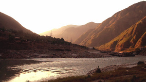 日出在山上流经河中32秒视频