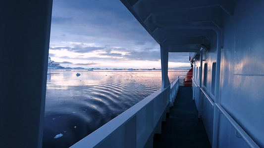 南极科考船靠近南极大陆视频