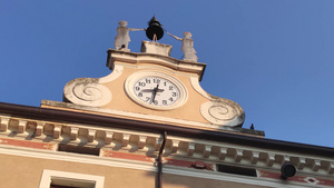 在意大利的巴达利诺具有历史意义的古建筑和钟表9秒视频