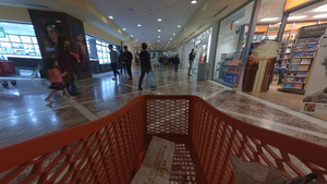 购物袋和小货车在超市内流动的顾客17秒视频