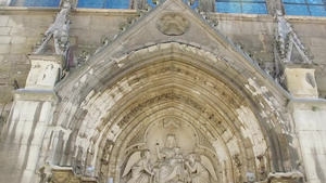 圣人教堂大门入口在法国的拉丁石器厅里17秒视频