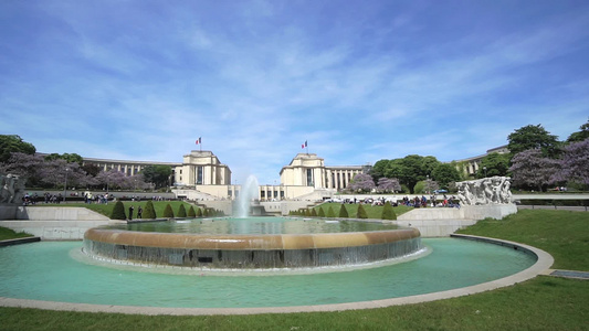 巴黎的特罗卡德罗广场在阳光明媚的日子里有喷泉蓝天视频