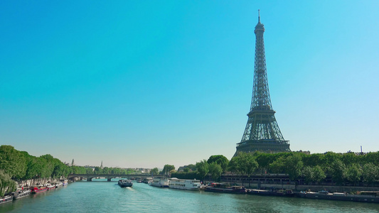 在阳光明媚的日子里有船只在Seine河和Eiffel视频