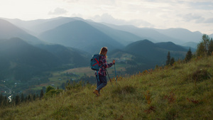 女人爬远足山30秒视频