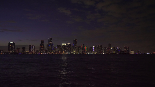 迈阿密市区的天线晚上打小海湾视频