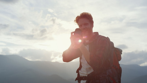 特写镜头微笑的旅行者拍摄自然26秒视频