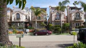 美国洛杉矶街道上的郊区房屋联排别墅建筑外部14秒视频