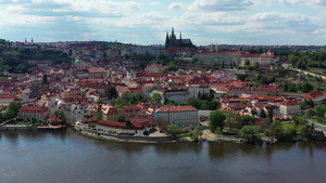 布拉格城堡风景秀丽的春天鸟瞰布拉格老城码头建筑和捷克12秒视频